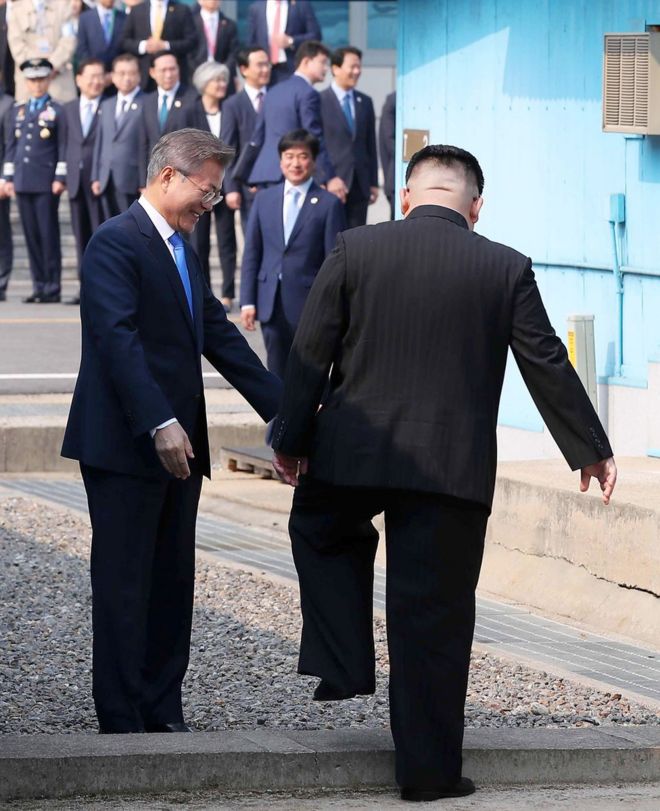வட கொரிய அதிபர் கிம் ஜாங்-உன், தென் கொரிய தலைவர் முன் ஜே-இன்