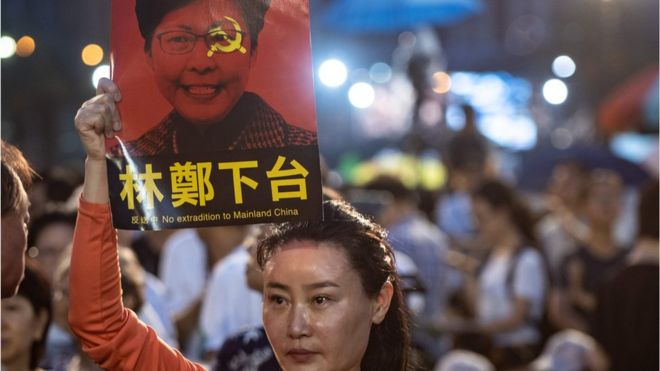 香港維園六四燭光晚會中，有人舉牌抗議《逃犯條例》，並促請行政長官林鄭月娥下台。