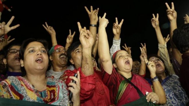 Толпа празднует казнь Мотира Рахмана Низами в Дакке