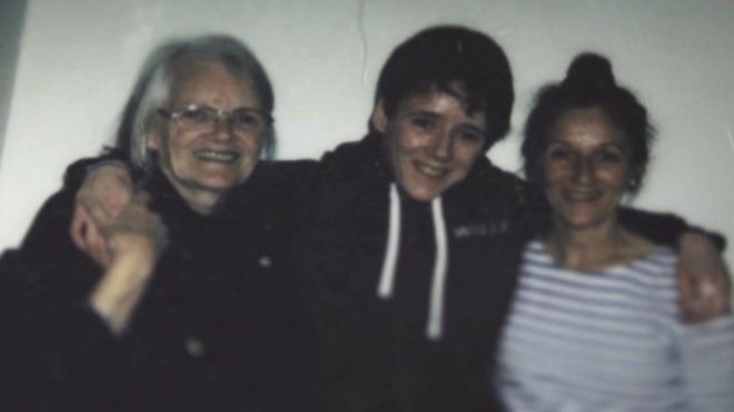 Айла Хейнс с бабушкой и мамой во время недавнего визита