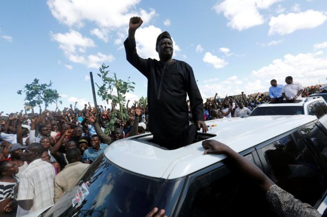 Раила Одинга приветствует своих сторонников в Найроби, Кения, 28 ноября