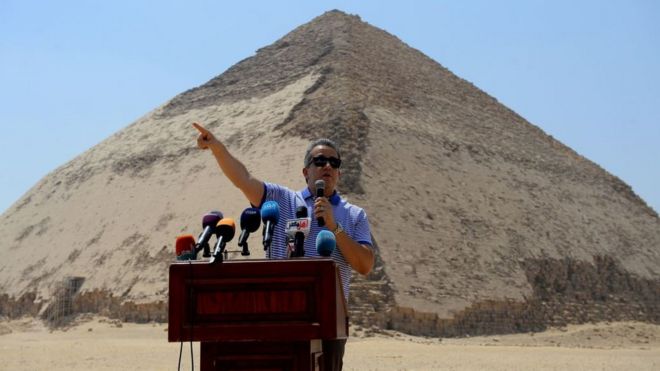 Le ministre égyptien des Antiquités, Khaled El-Enany, s'exprime devant la pyramide du pharaon pharaon Snéfrou, inaugurée dimanche 13 juillet 2019.