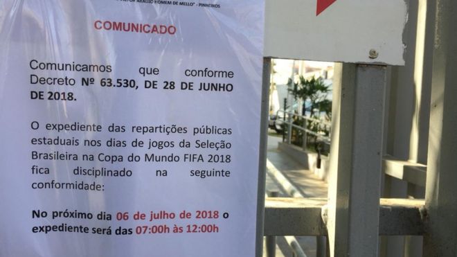 Cartaz em posto de Pinheiros, em SP, anuncia fechamento de unidade três horas antes do jogo Brasil e Bélgica pela Copa da Rússia