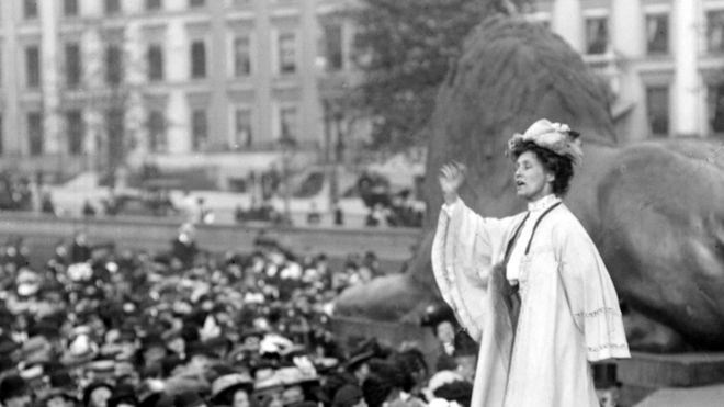 Suffragette Emmeline Pankhurst выступает на собрании на Трафальгарской площади в Лондоне в 1908 году