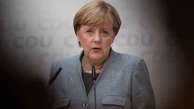 Angela Merkel debe iniciar las negociaciones para formar una nueva coalición de gobierno. Su partido ganó las elecciones, pero con el peor resultado en décadas.
