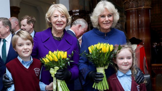 Сабина Койн и герцогиня Корнуолла, когда они получают цветы, посещают прием в галерее и музее Виктории, Университет Ливерпуля