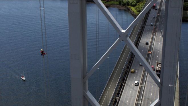 Técnico colgado del puente Forth Road