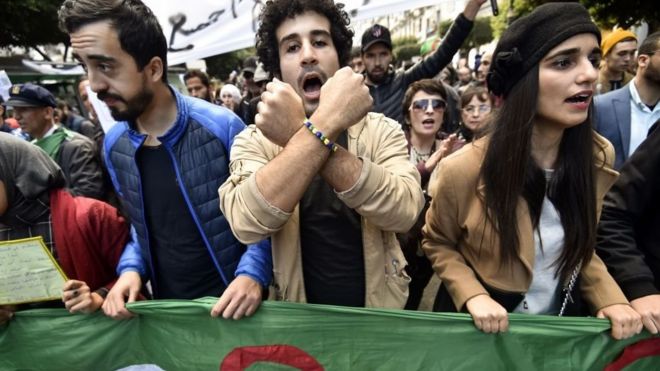 متظاهرون جزائريون