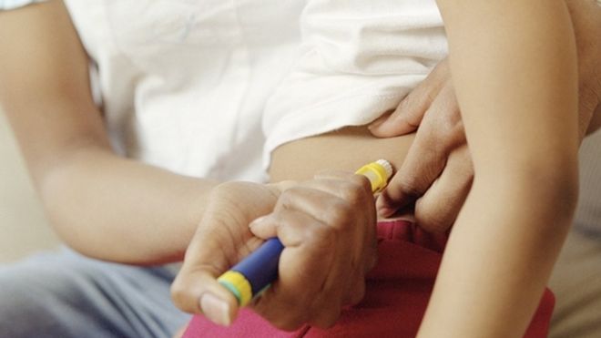 Mãe dá injeção de insulina na filha