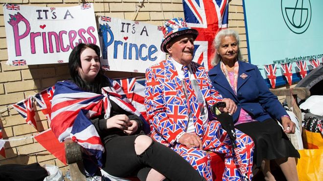 Seguidores de la monarquía británica espera a las puertas del hospital en 2015 a que se anuncie el nacimiento de un nuevo miembro de la familia real.