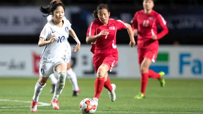Женский футбольный матч между Южной и Северной Кореей