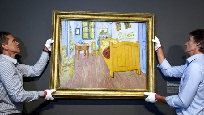 Empleados del Museo Van Gogh, en Amsterdam, cuelgan la segunda versión de "El dormitorio".