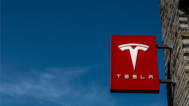 Логотип магазина Tesla Motors в центре города Ханчжоу. Tesla Motors - американская автомобильная и энергетическая компания, продающая роскошные электромобили и аккумуляторы. Он стремится производить свои автомобили стоимостью 76 000 долларов и выше в Китае