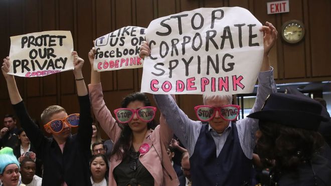 Демонстранти проти Цукерберга в Сенаті