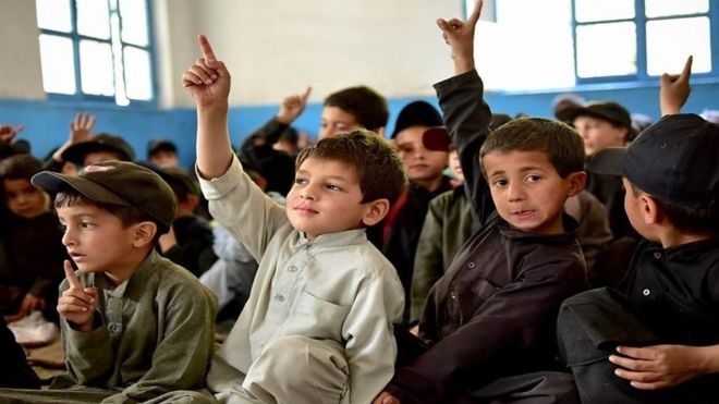 کتنے پاکستانی بچے سکول جاتے ہیں؟