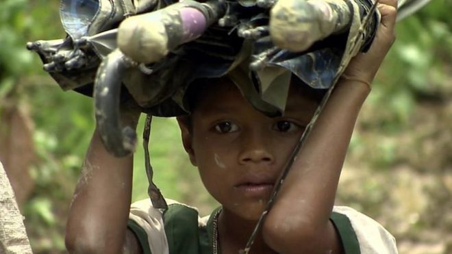 යුද්ධය නිසා පළා යන රෝහින්ග්‍යා දරුවෙක්