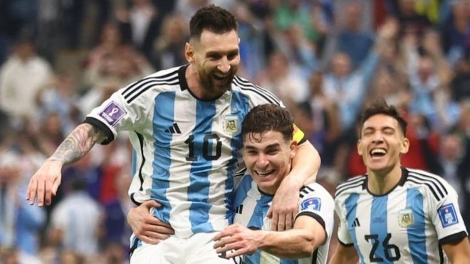 Messi y Álvarez celebran un gol