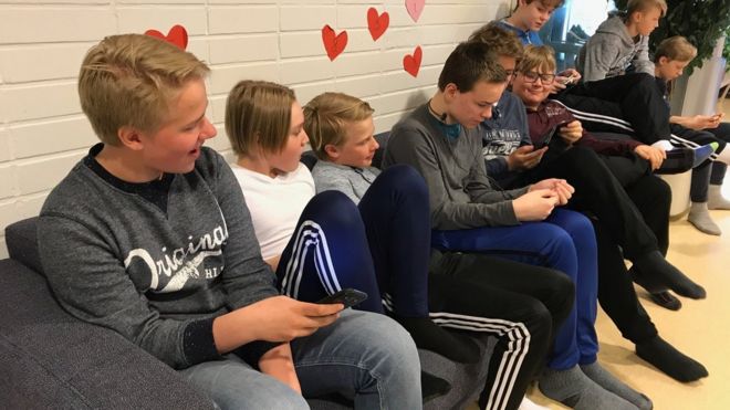 Дети в обеденный перерыв в общеобразовательной школе Хаухо, Финляндия