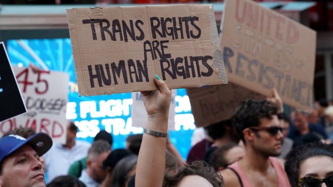 Люди протестуют против заявления президента Трампа о планах восстановить запрет на обслуживание трансгендерных лиц