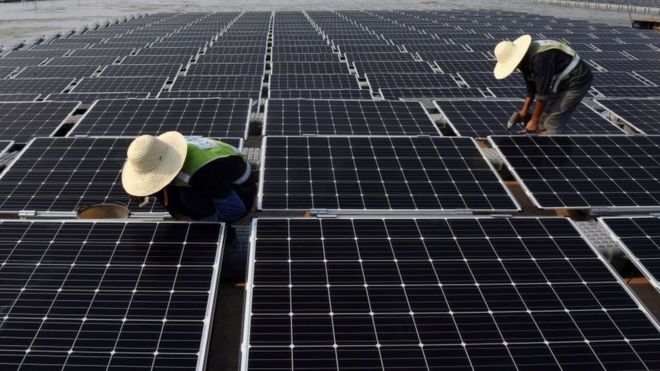 Рабочие крупнейшей в мире плавучей солнечной электростанции на озере в Хуайнане