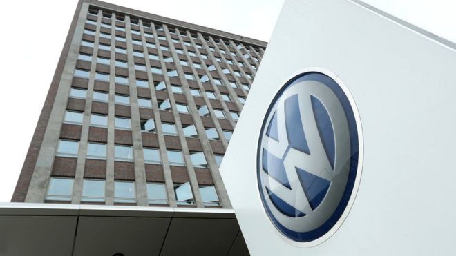 Логотип Volkswagen возле автомобильного завода VW в Вольфсбурге, Германия