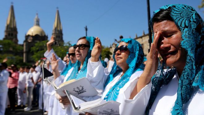 Mujeres de La Luz del Mundo cantan durante una ceremonia de bautismo en noviembre de 2019.