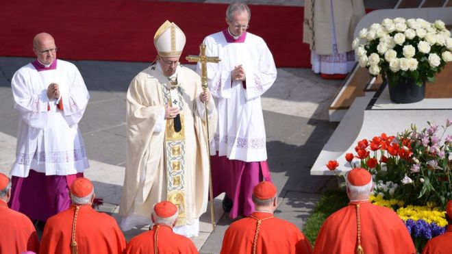 Katika ibada ya kuamkia leo Papa Francis aliwahimiza waumini wasiwapuuze wahamiaji na maskini.