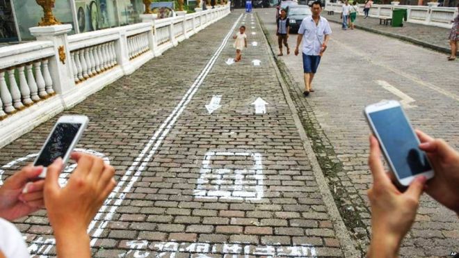 Тротуар смартфонов в китайском городе Чунцин