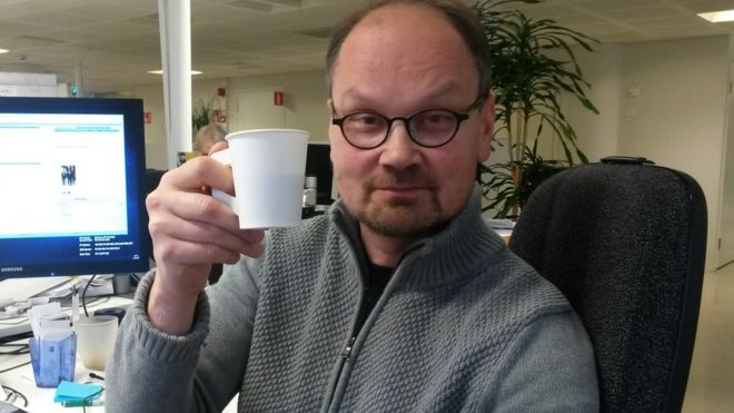 Ниило Симойоки пьет кофе в своем офисе в Хельсинки, Финляндия