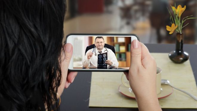 Женщина-врач с помощью смартфона видео