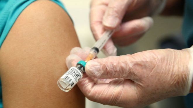 Медицинский работник готовится сделать прививку от кори в Окленде