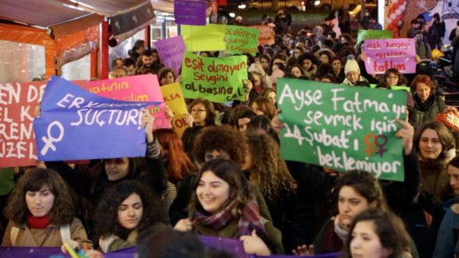 Женщины держат плакаты в поддержку гендерного равенства во время акции протеста в Стамбуле