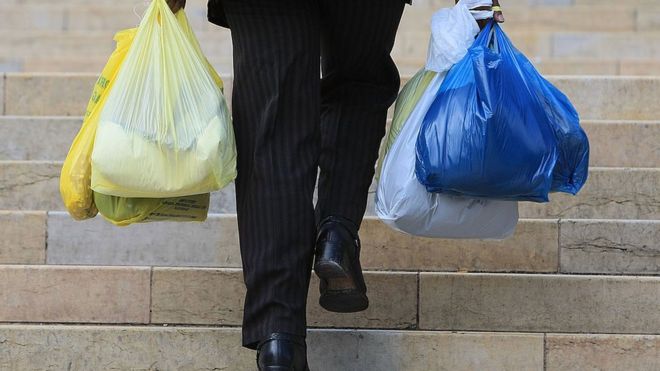 Plastic or paper: Which bag is greener? - BBC News