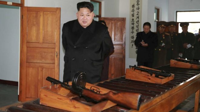 Лидер Северной Кореи Ким Чен Ын совершает поездку по военному объекту в Пхеньяне