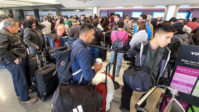 Праздничные путешественники ждут своей очереди, чтобы зарегистрироваться в международном аэропорту Лос-Анджелеса, штат Калифорния, 22 декабря 2016 года.
