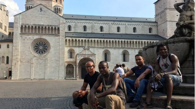 Четверо просителей убежища в Тренто, северная Италия