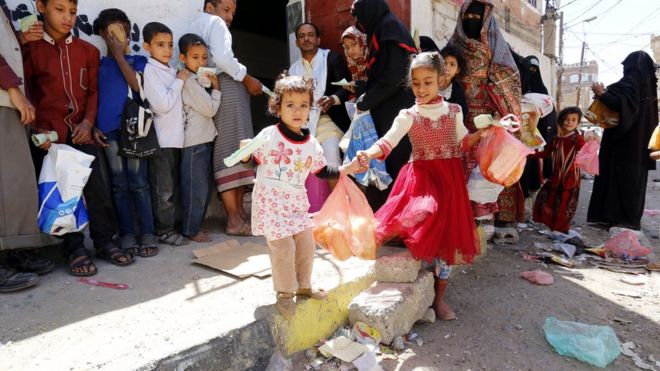 Йеменские дети получают бесплатные продовольственные пайки от благотворительной организации в Сане (14 сентября 2018 года)