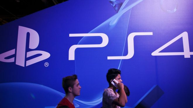 Логотип PlayStation и два человека гуляют.