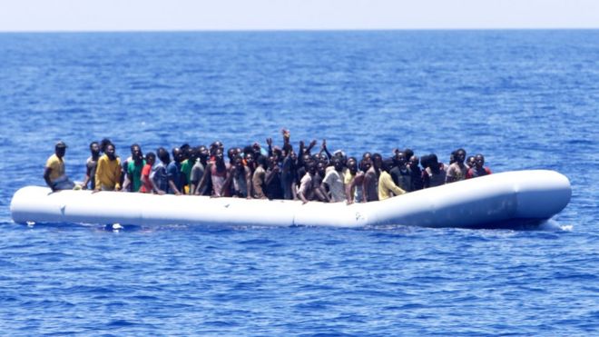 Мигранты на шлюпке у ливийского побережья