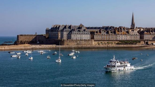 Cộng đồng của St-Malo luôn gắn liền với dòng nước lên xuống của biển, nơi mà thủy triều dâng cao có tính huyền thoại.