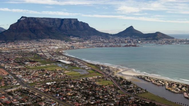 На аэрофотоснимке, сделанном в июне 2013 года, показана Столовая гора и центральный Кейптаун в Южной Африке