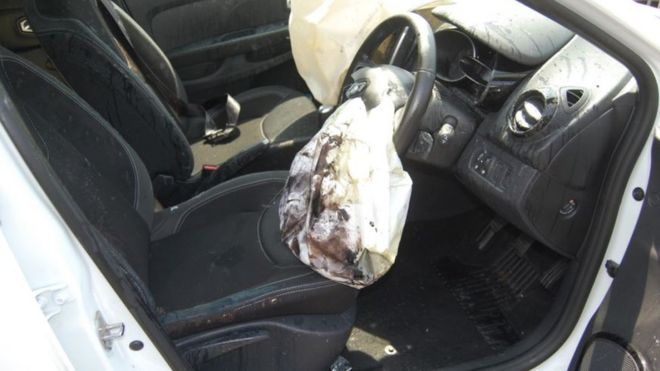Томлин швырнул кислоту в оба передних окна Renault Clio