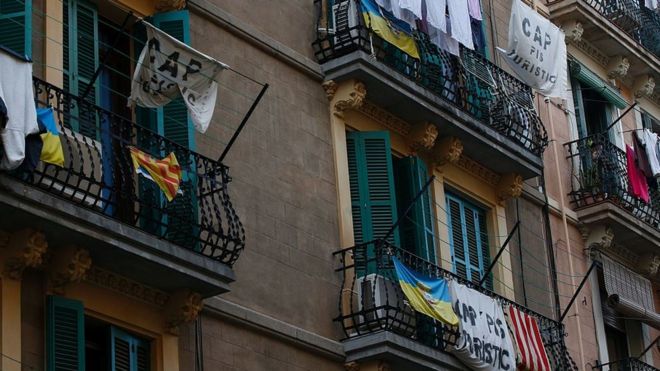 На балконе вывешены баннеры с надписью «Нет туристических квартир» в знак протеста против сдачи в аренду квартир для туристов в районе Барселоны Барселоны