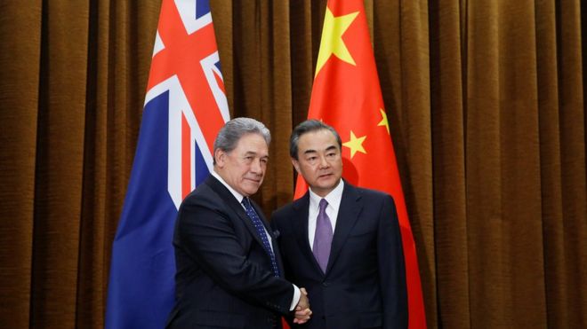 新西兰署任总理温斯顿五月时以外交部长身份访华，与中国外长王毅在北京见面。