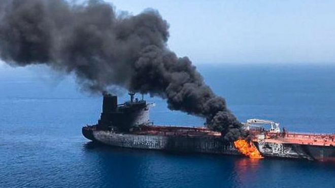 горящий танкер