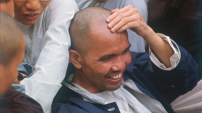 Thích Trí Quang (áo xanh) cười cùng các nhà sư khác khi biểu tình ngồi ở bên ngoài Dinh Độc lập năm 1967