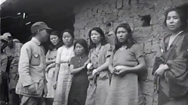 Several 'comfort women' talking to a Chinese officer