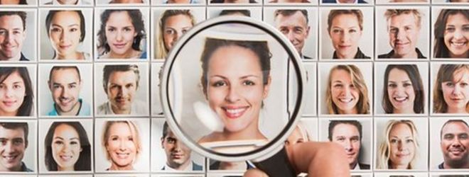 Концептуальное изображение сетки с фотографиями нескольких людей с увеличительным стеклом над женщиной в центре