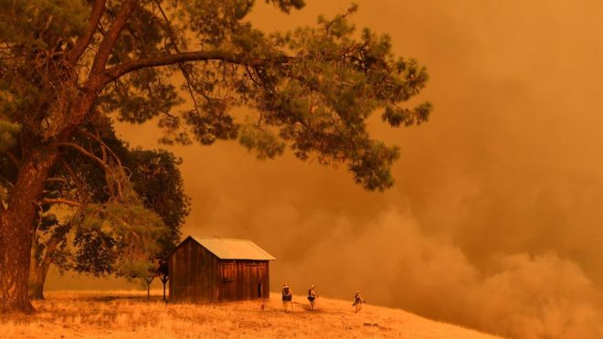 пожарные наблюдают, как пламя из округа Огонь поднимается на склон холма в Гвинде, штат Калифорния - 1 июля 2018 года
