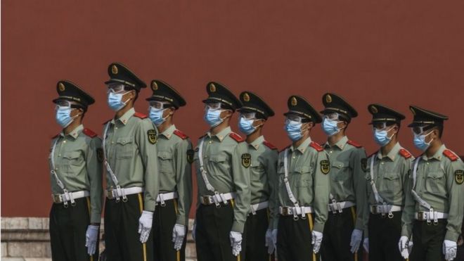Солдаты охраняют Запретный город в Пекине